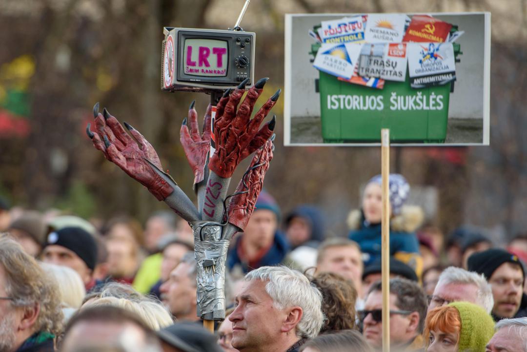 Zahlreiche Menschen protestierten am 8. April in Vilnius gegen einen Gesetzesentwurf zur Reform des öffentlich-rechtlichen Rundfunks LRT