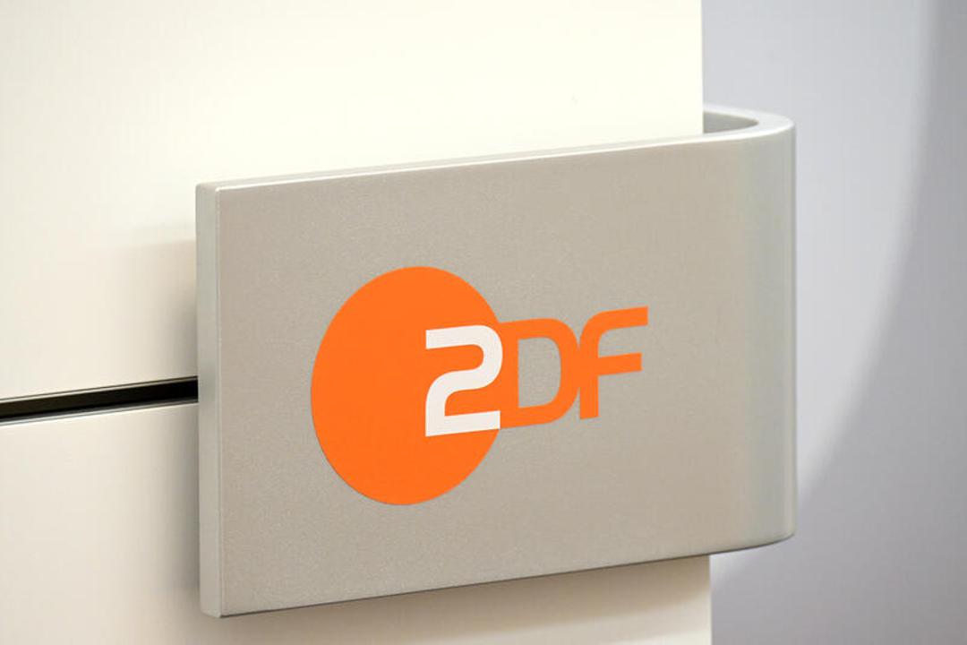 ZDF-Logo an einem Stehpult