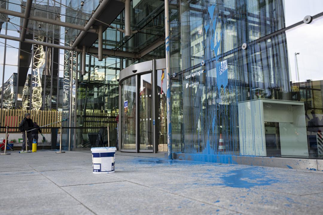 Aktivisten haben das Axel-Springer-Haus mit blauer Farbe beschmiert