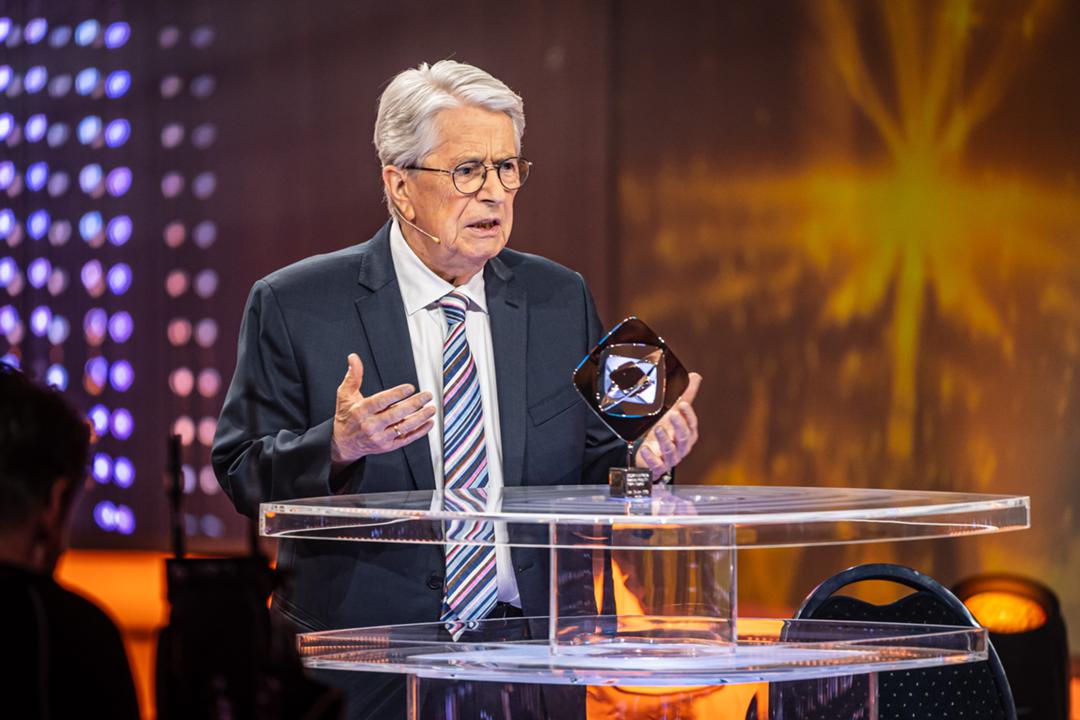 Frank Elstner mit der Besonderen Ehrung des Deutschen Volkshochschul-Verbands
