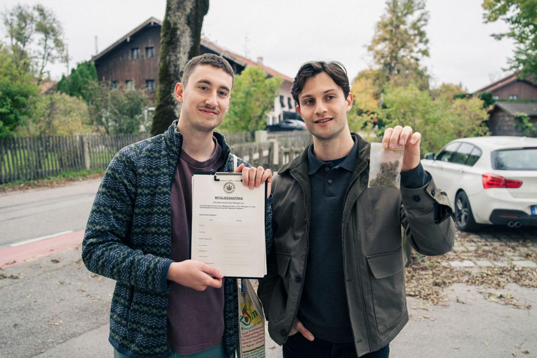 Wolke (Willi Sellmann, links) und Korbi (Nick Romeo Reimann) gründen einen Cannabis-Club
