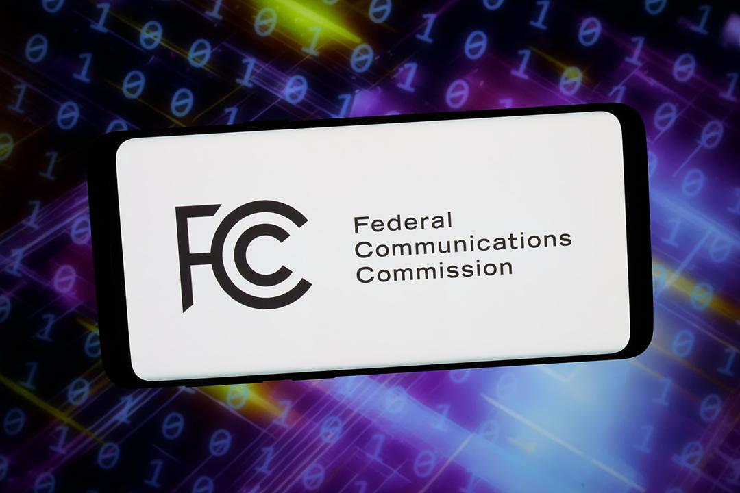 Logo der US-Medienbehörde FCC auf einem Smartphone