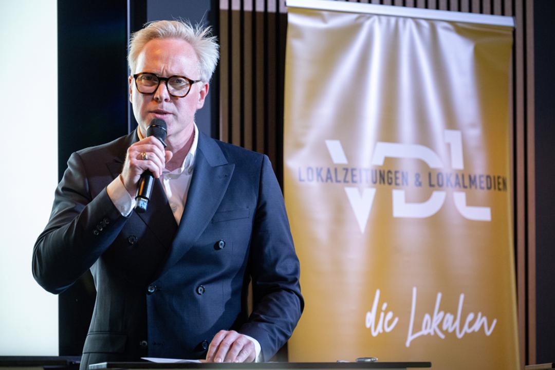 Kai Röhrbein, VDL-Vorsitzender und Verleger "Walsroder Zeitung", spricht während des Branchentreffs Lokalmedien 2026