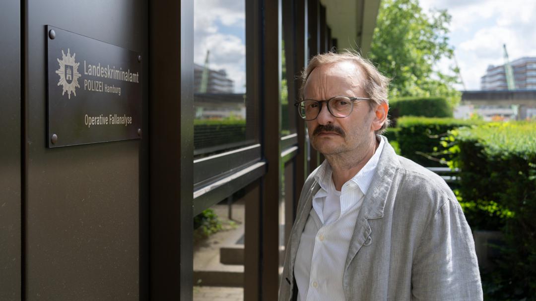 Adam Danowski (Milan Peschel) steht vor dem Landeskriminalamt in Hamburg