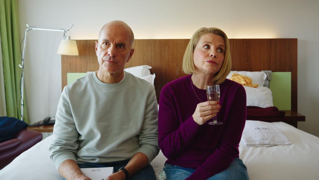 Anne Merz (Annette Frier) und ihr Ex-Mann Erik (Christoph Maria Herbst) nutzen einen kurzen Moment der Ruhe