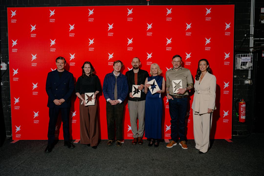 "Stern"-Preis 2026: Die Gewinner Nicole Rosenbach, Emile Ducke, Philipp Daum, Katrin Wegner und Erik Westermann (v.l.n.r.); Moderator Gregor Peter Schmitz (l.) Moderatorin Pinar Atalay (r.)