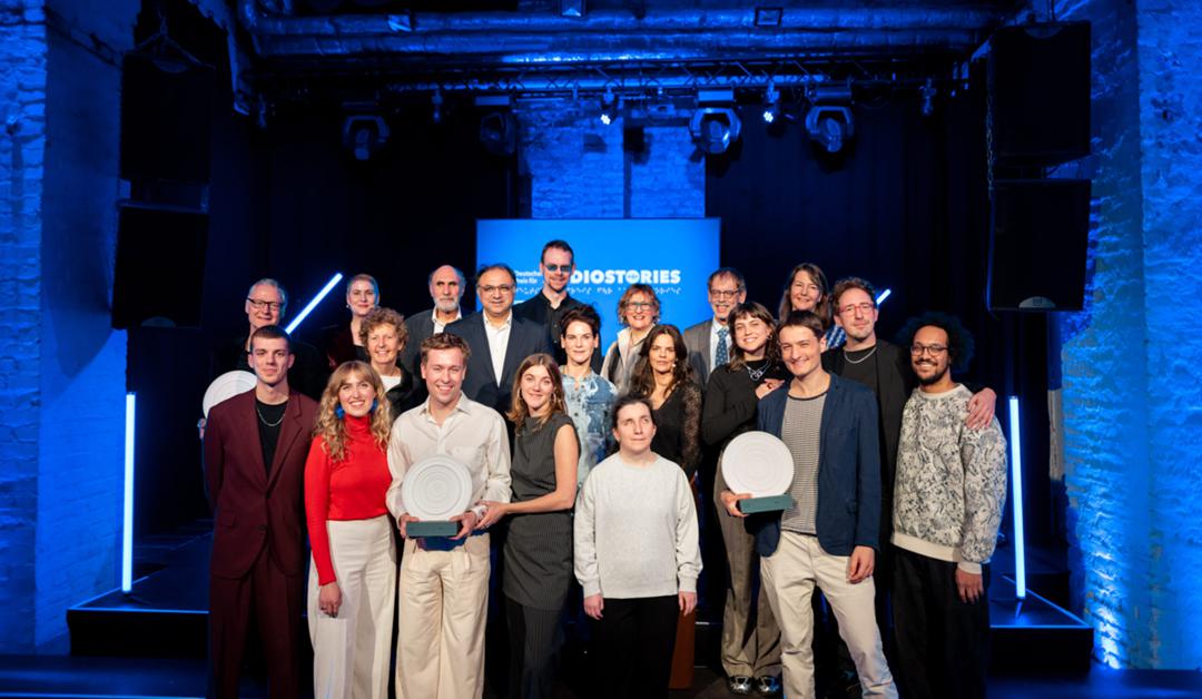 Die Gewinner des Deutschen Preises für Audiostories 2025 und Jury-Mitglieder nach der Preisverleihung im Dezember 2025