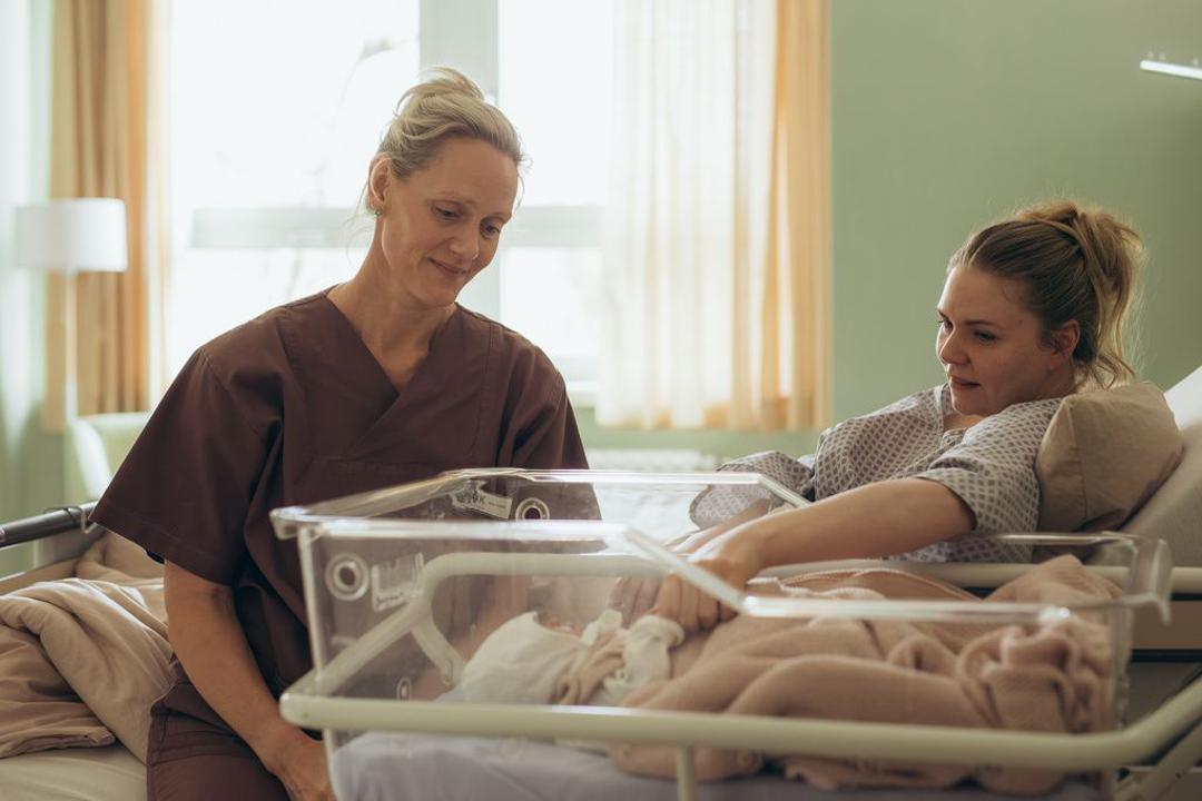 Anna (Anna Schudt) und Romy (Ricarda Seifried) begrüßen Romys Baby