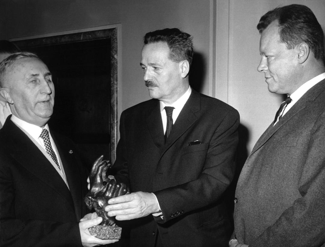 Verleihung des Hörspielpreises der Kriegsblinden 1962 an Wolfgang Weyrauch (Mitte) in Anwesenheit des damaligen Berliner Bürgermeisters Willy Brandt (rechts). Links der damalige Vorsitzende des Bundes der Kriegsblinden in Deutschland, Hans Ludwig.