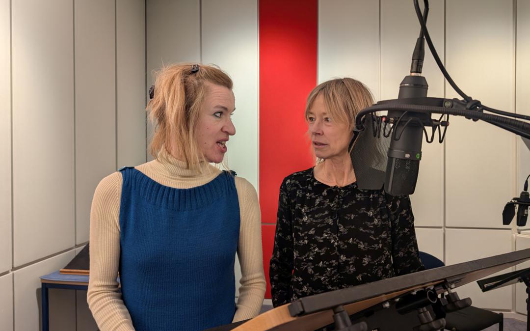 Inga Busch (links) und Jenny Schily spielen Jenny und Conny in dem Hörspiel "Koloniale Arten"