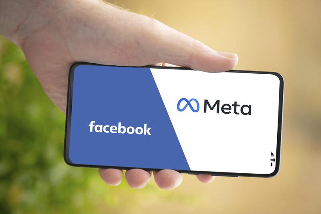 Schriftzüge von Facebook und Meta auf einem Smartphone