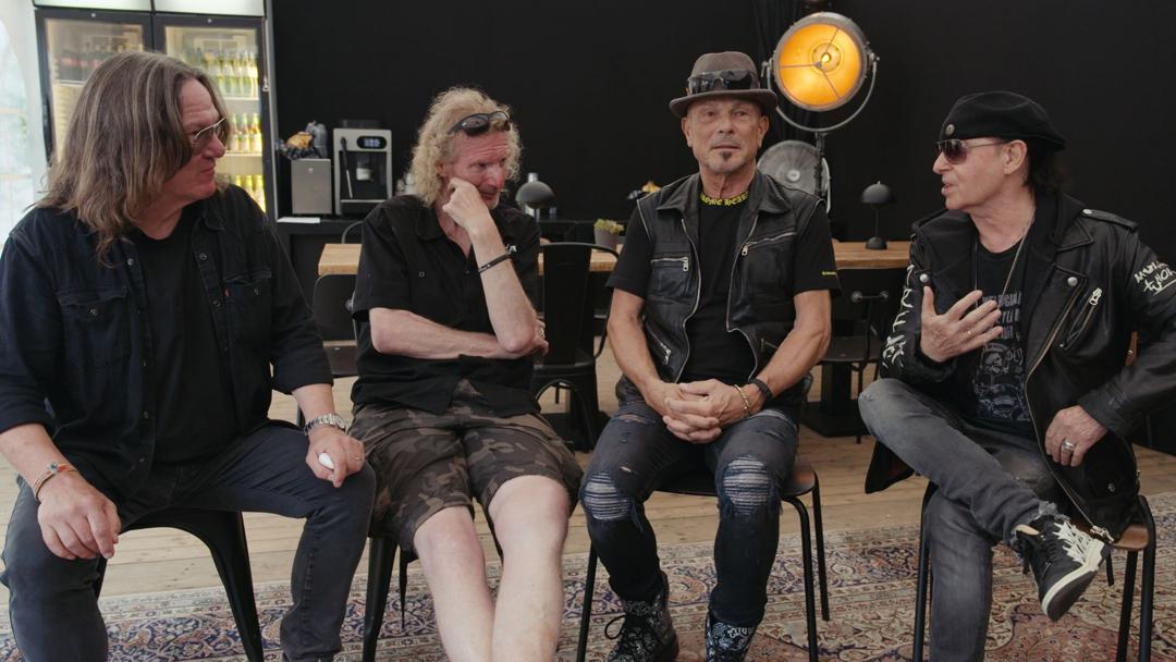Thonmas Jensen und Holger Hübner in einer Besprechung mit Rudolf Schenker und Klaus Meine von den Scorpions (von links)