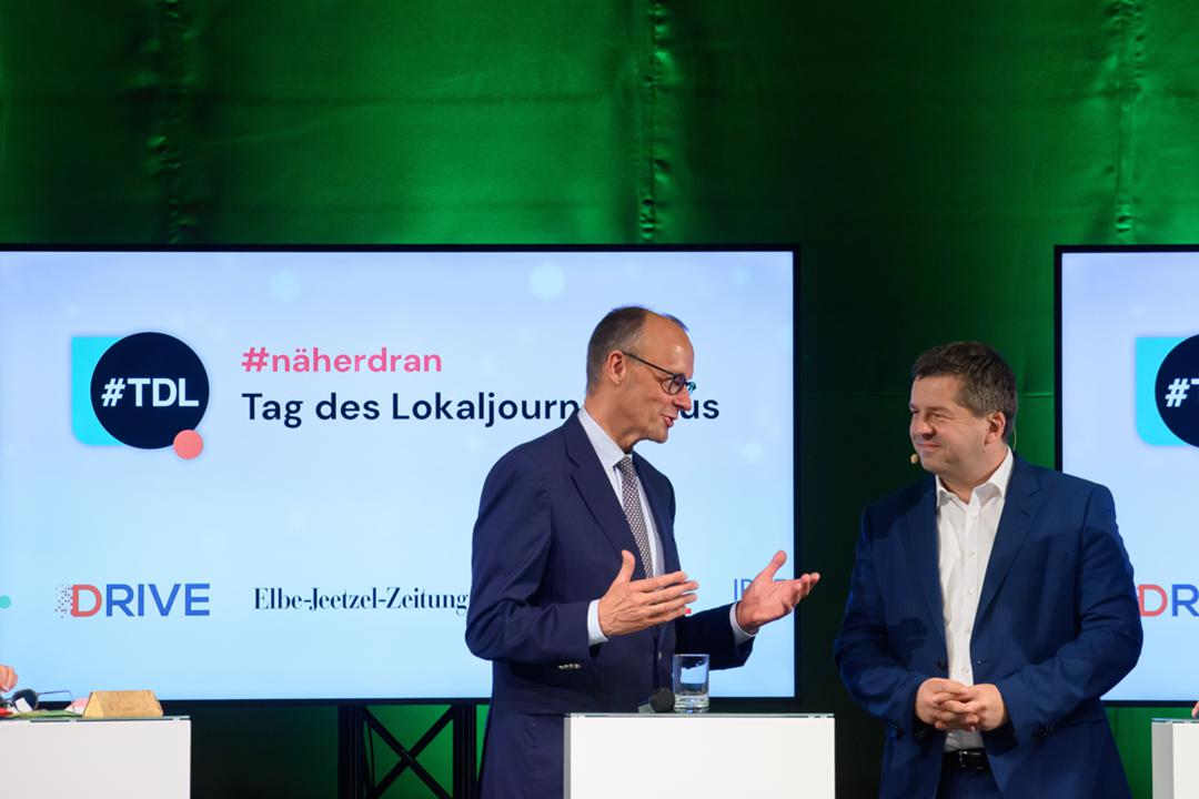 Bundeskanzler Friedrich Merz im Gespräch mit dem Ministerpräsidenten von Sachsen-Anhalt, Sven Schulze beim Tag des Lokaljournalismus am 30. April in Salzwedel