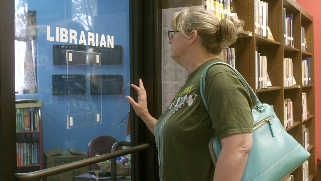 Die Bibliotheksleiterin Suzette Baker weigerte sich, Bücher aus ihrem Bestand zu entfernen - und wurde daraufhin entlassen