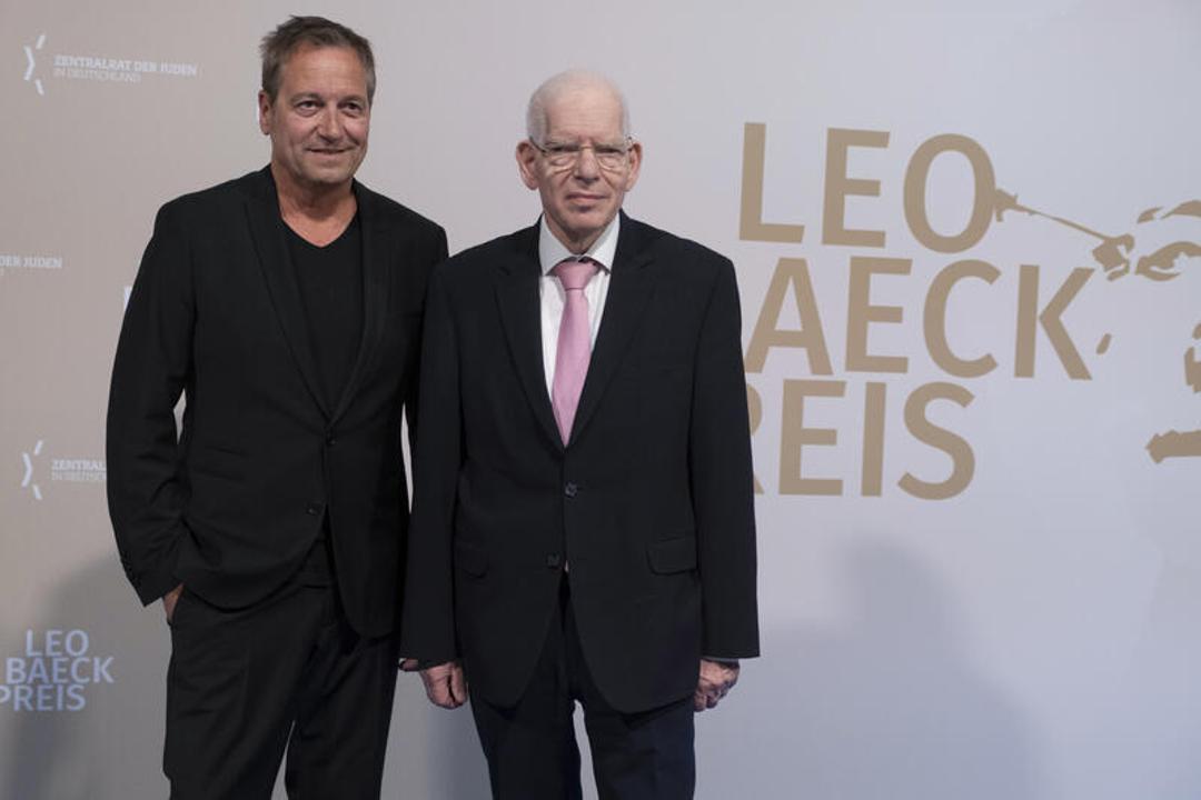 Dieter Nuhr (links) mit Josef Schuster beim Leo-Baeck-Preis 2026