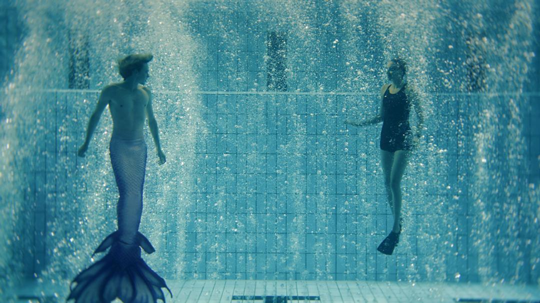 Finn (Philip Günsch, links) und Trixie (Serena Oexle) sind im Wasser in ihrem Element