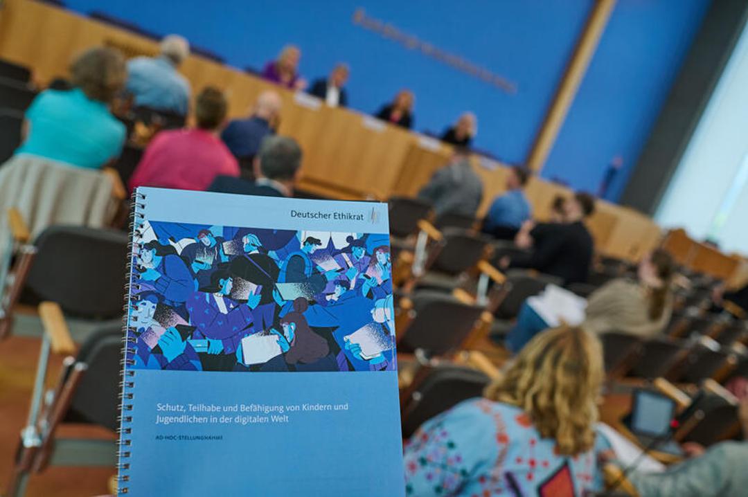 Der Deutsche Ethikrat stellte eine Stellungnahme zum Thema Schutz und Teilhabe von Kindern und Jugendlichen in der digitalen Welt vor