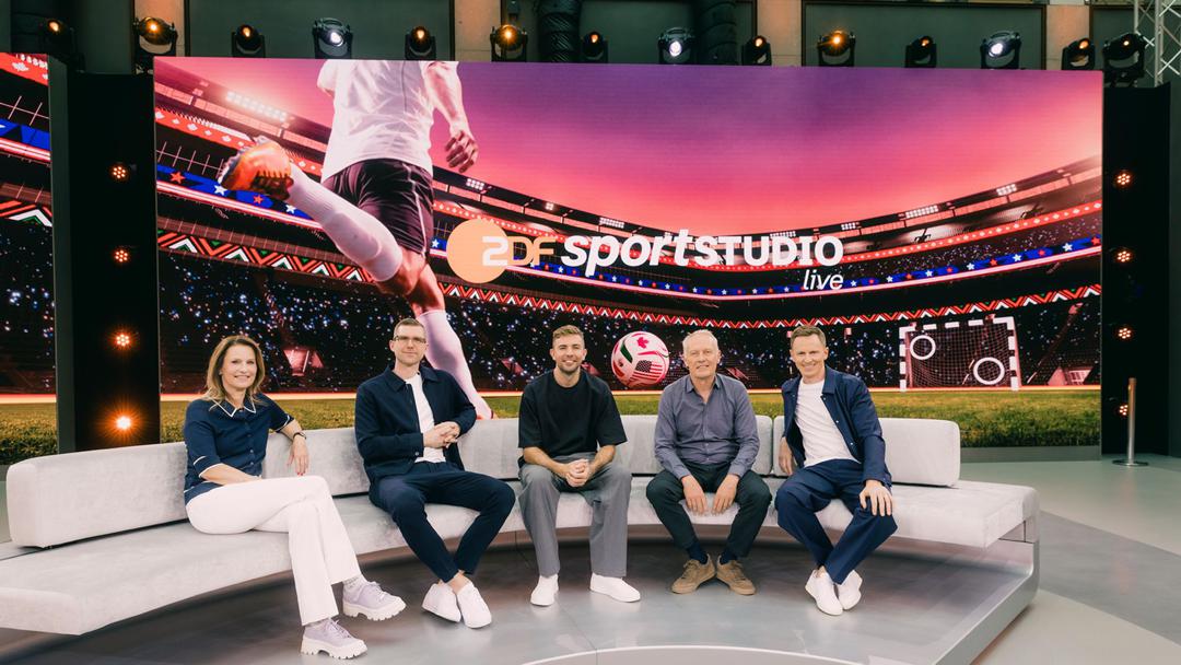 Den Auftakt der Fußball-Weltmeisterschaft kommentierten Katrin Müller-Hohenstein, Per Mertesacker, Christoph Kramer, Christian Streich und Jochen Breyer im ZDF-Studio