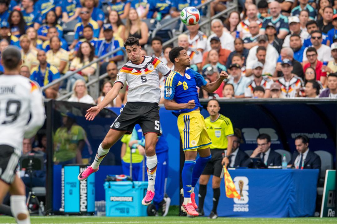 Der deutsche Mittelfeldspieler Aleksandar Pavlovic und der Verteidiger aus Curaçao, Livano Comenencia, kämpfen um den Ball bei dem Spiel am 16. Juni in Houston, Texas