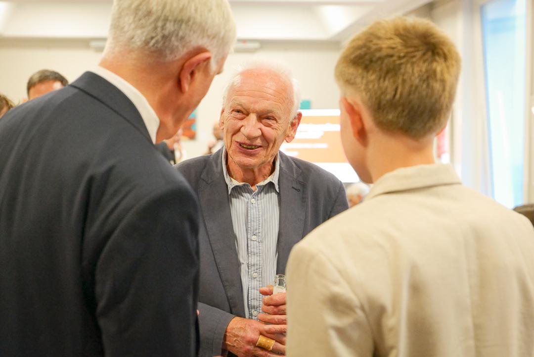 Uli Pätzold im September 2025 in Hamburg im Gespräch mit Volker Lilienthal (links)