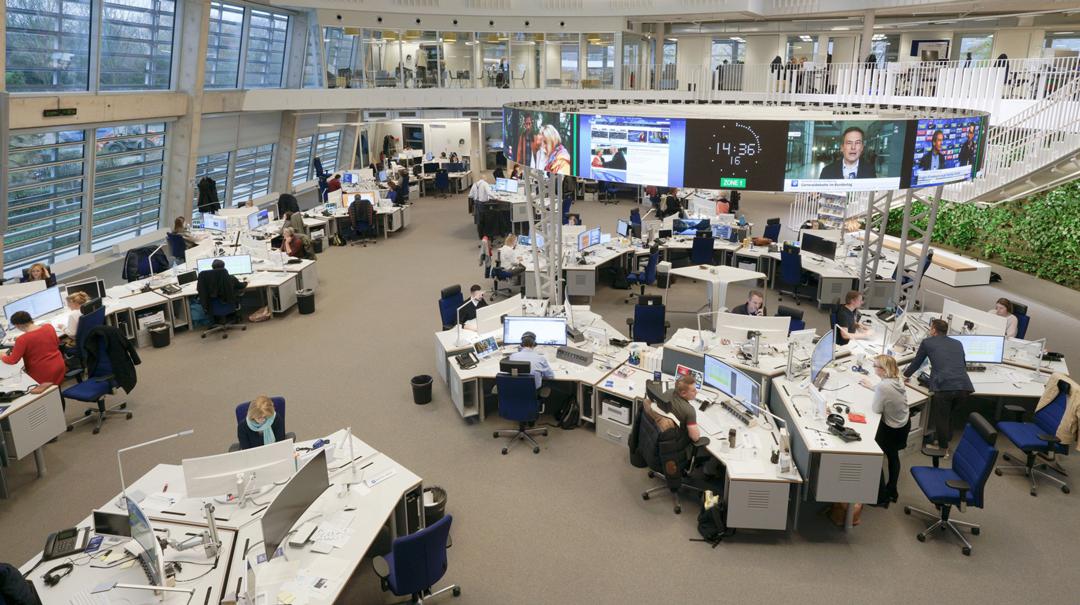 Im Newsroom von ARD-aktuell entsteht auch "Tagesschau.de"