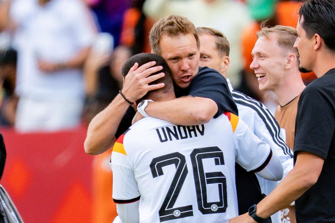 Die deutsche Nationalmannschaft feiert ihren Sieg über die Elfenbeinküste