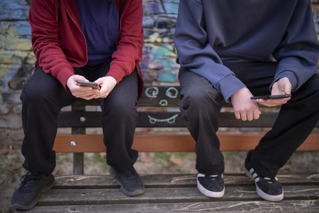 Jugendliche mit Smartphones
