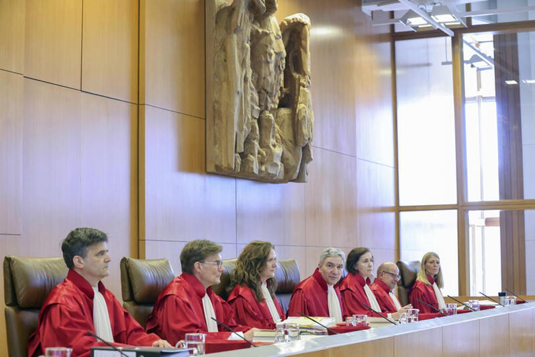Der Erste Senat des Bundesverfassungsgerichts in Karlsruhe während der mündlichen Verhandlung