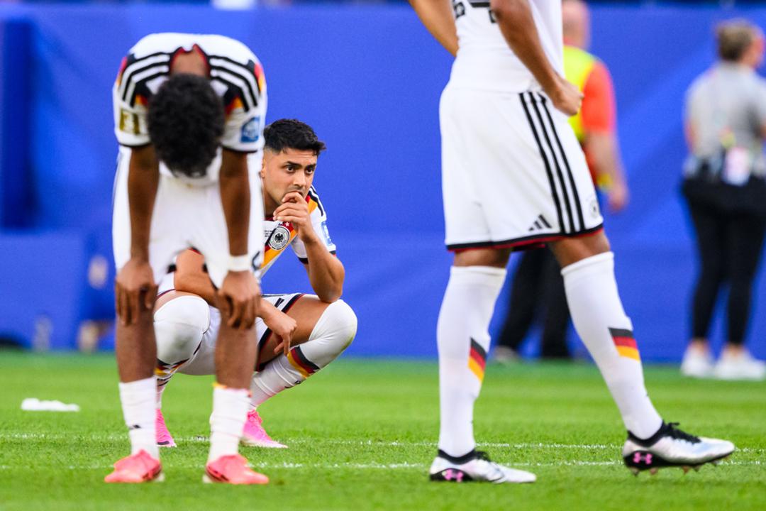 Deutschlands Nadiem Amiri (M.) nach dem verlorenen Elfmeterschießen gegen Paraguay