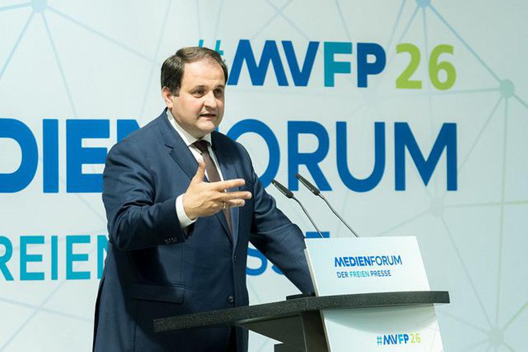 Medienminister Nathanael Liminski (CDU) beim Medienforum der freien Presse am 30. Juni in Berlin