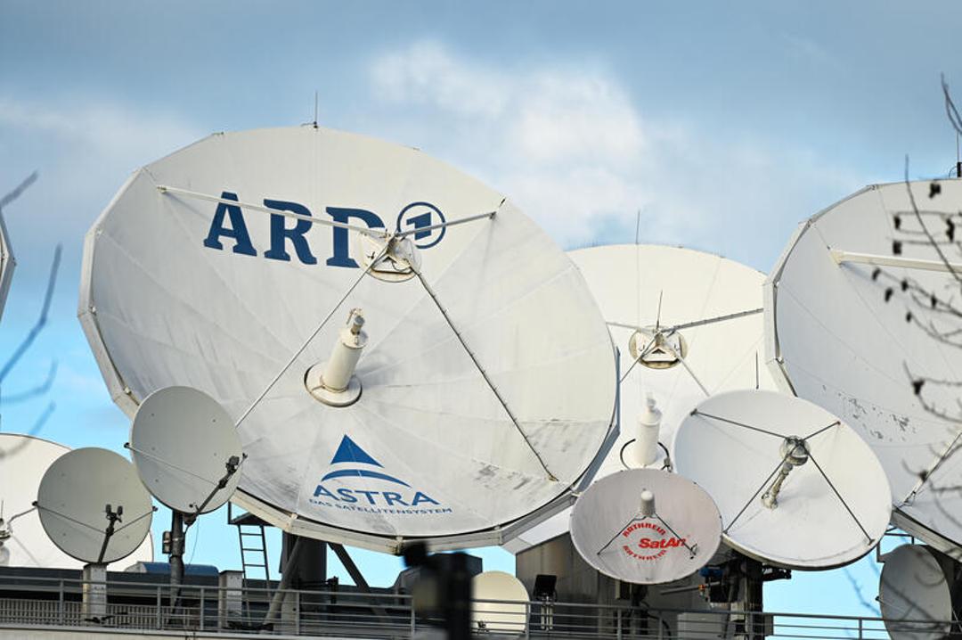 Satellitenschüsseln auf dem Dach des HR in Frankfurt