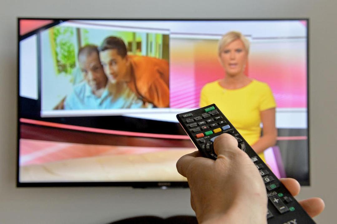 Fernbedienung und Fernsehgerät