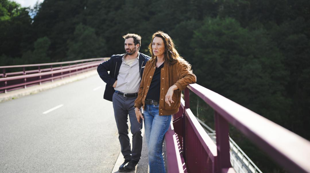 Hauptkommissarin Noémie Chastain (Laura Smet, r.) ermittelt mit Kommissar Romain Valant (Théo Costa-Marini) in "Surface - Das versunkene Dorf".