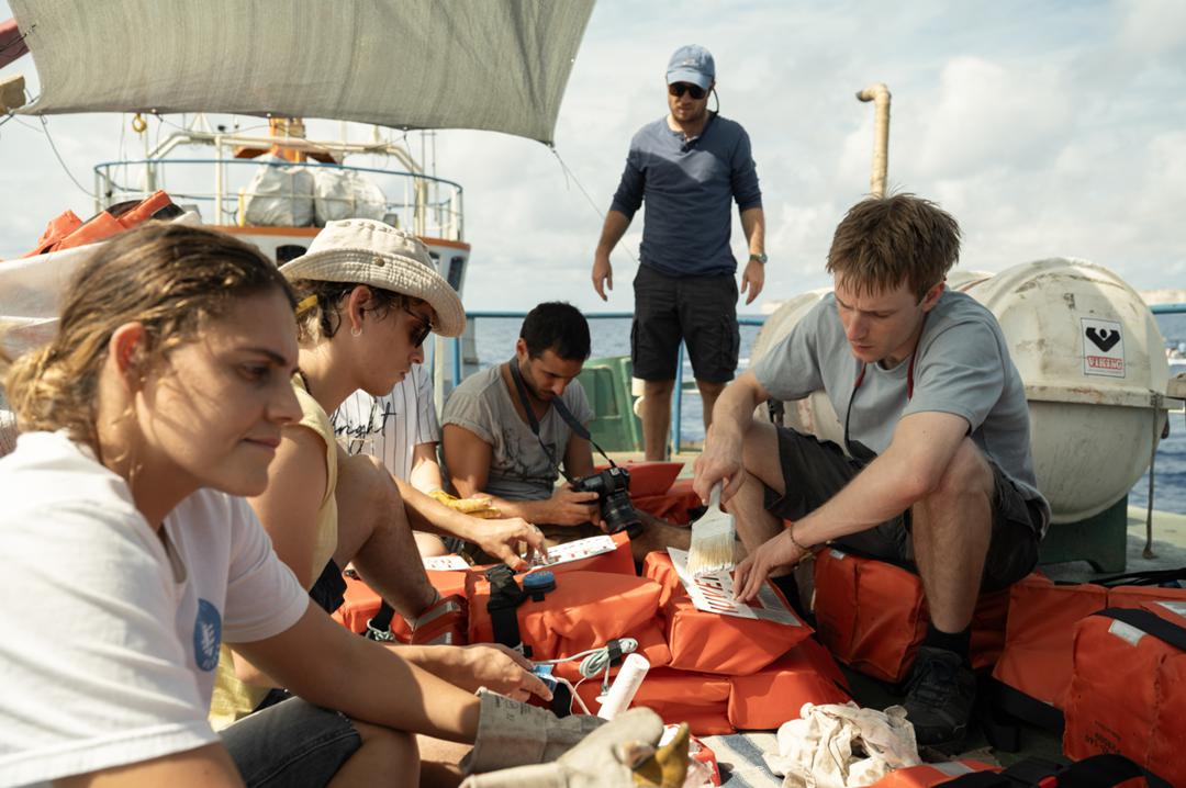 Louis Hofmann alias Lukas (r.) und seine Mitstreiter bereiten einen Rettungseinsatz im Mittelmeer vor