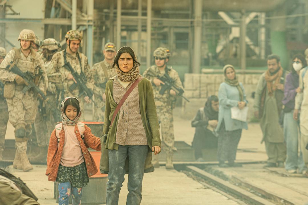 Am Flughafen von Kabul kam es zu einer Explosion. Amina (Hannah Abdoh) und Nooria (Sara Taheri) suchen nach Aminas Vater