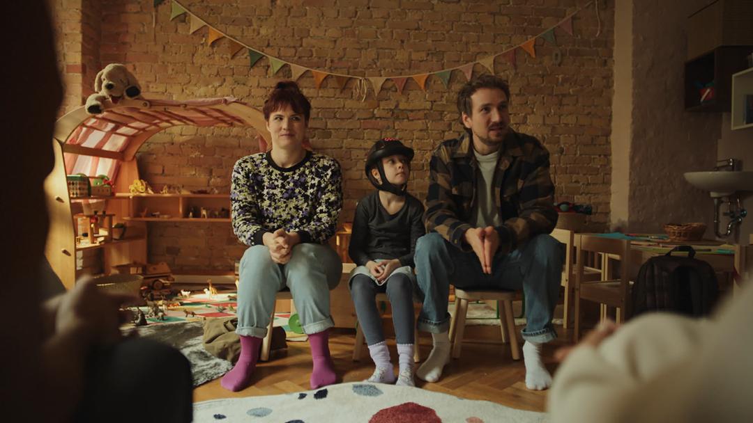 Georg (Jan Krauter, rechts) und Mara (Pina Bergemann, links) stellten sich mit Bernadette in der Kira "Regenbogen" vor