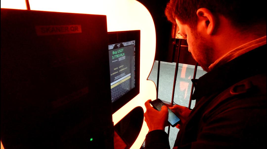 Geheimagent "Zach" an einem Bitcoin-Automaten