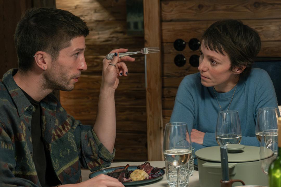 Vince (Slavko Popadić, links) diskutiert mit Juliane (Julia Koschitz) über Eigentum und Freiheit
