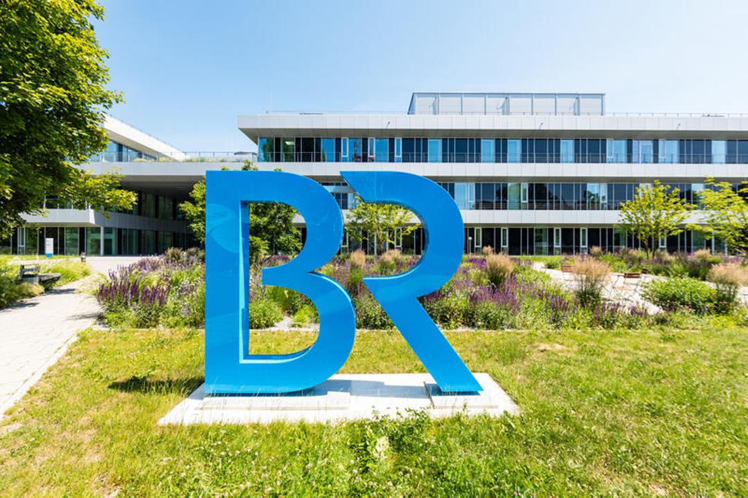 Das BR-Logo auf dem Neubaugelände des BR in Freimann.