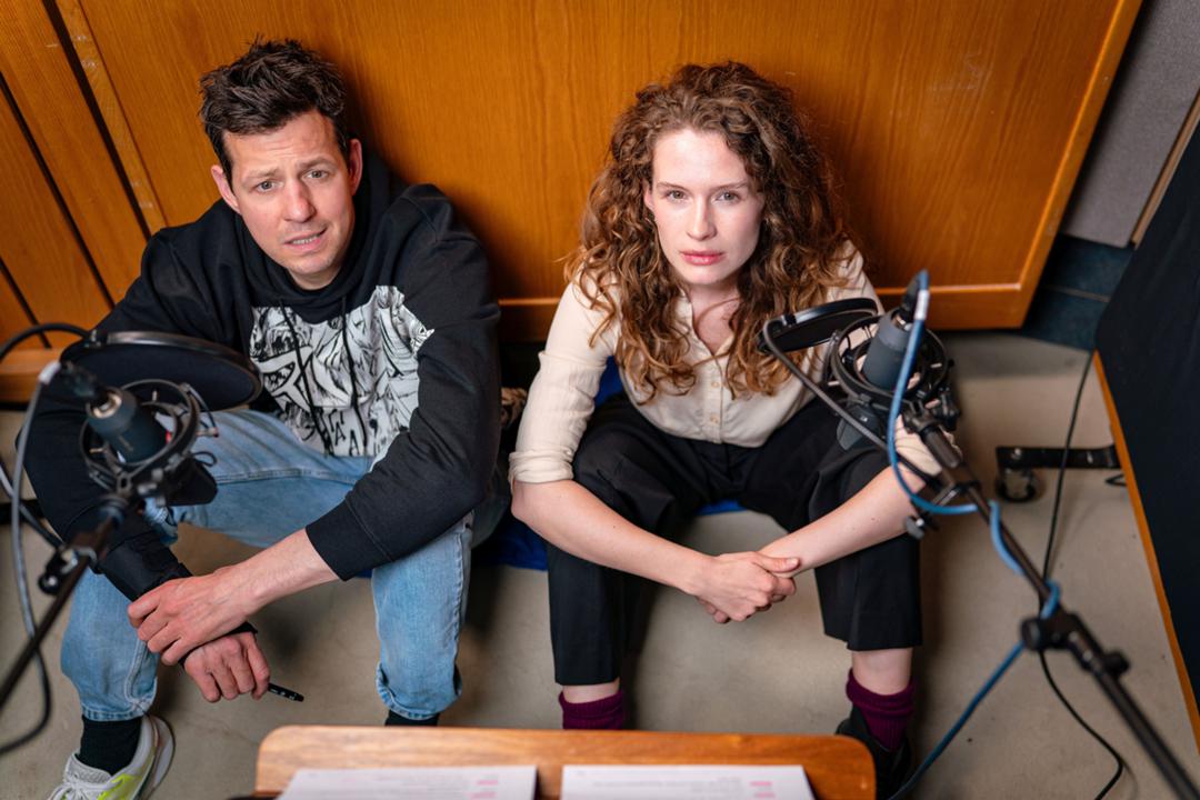 Ole Lagerpusch (Roland) und Marlene Tanczik (Xenia) bei den Aufnahmen für "Cheap Dreams: New Whirled Order"