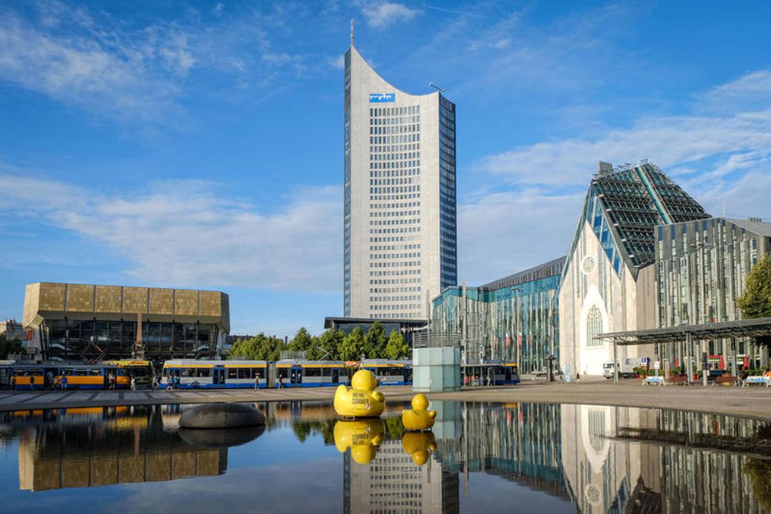 MDR-Logo am City-Hochhaus in Leipzig