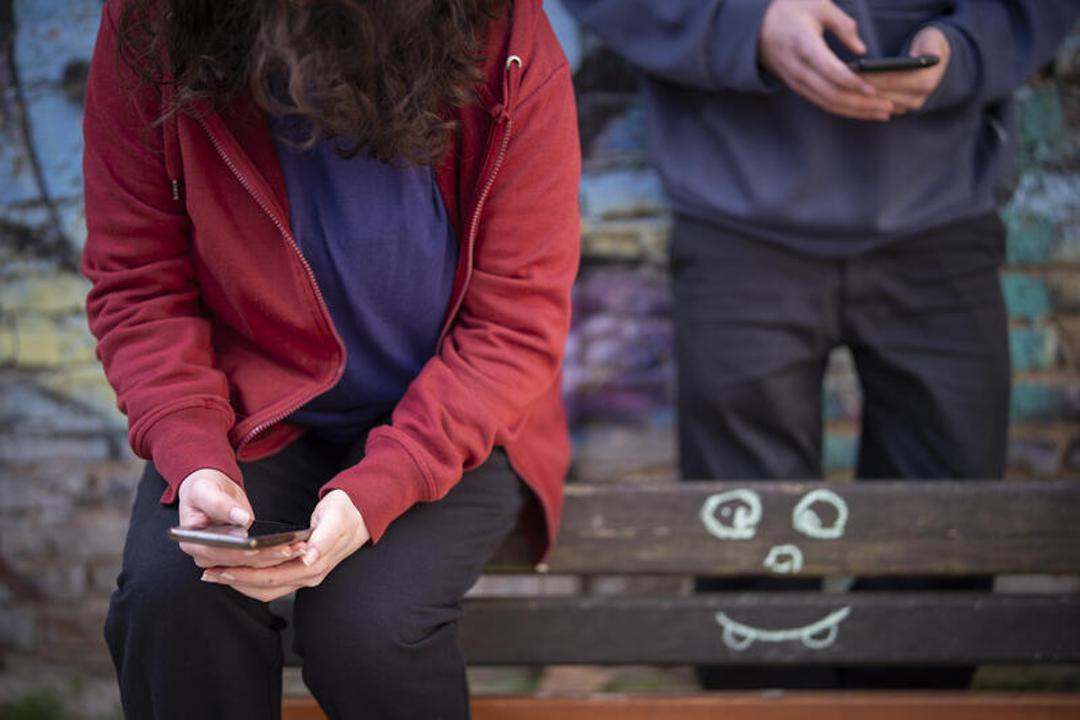 Jugendliche mit ihren Smartphones