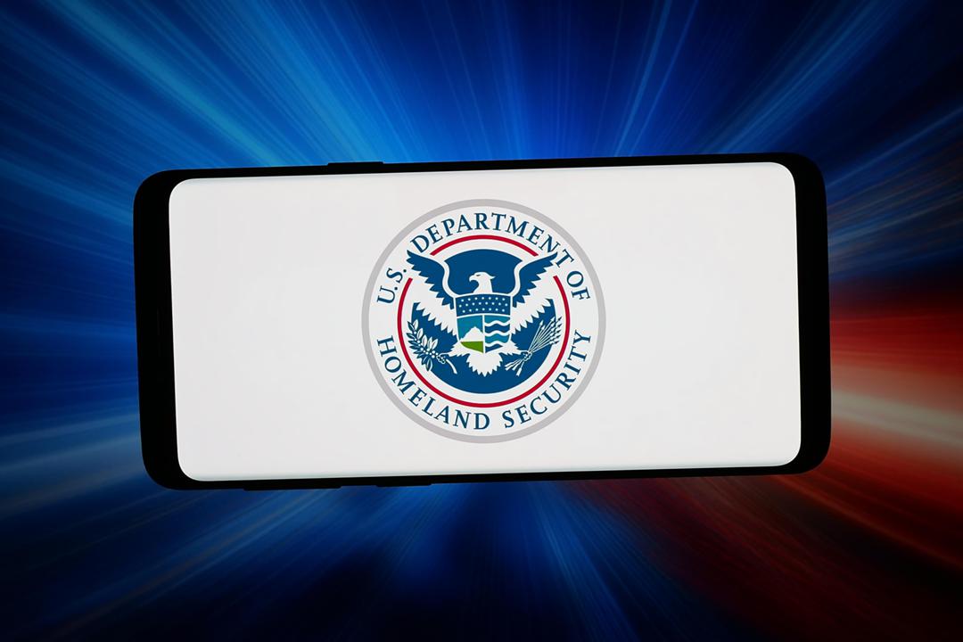 Logo des US-Heimatschutzministeriums auf einem Smartphone