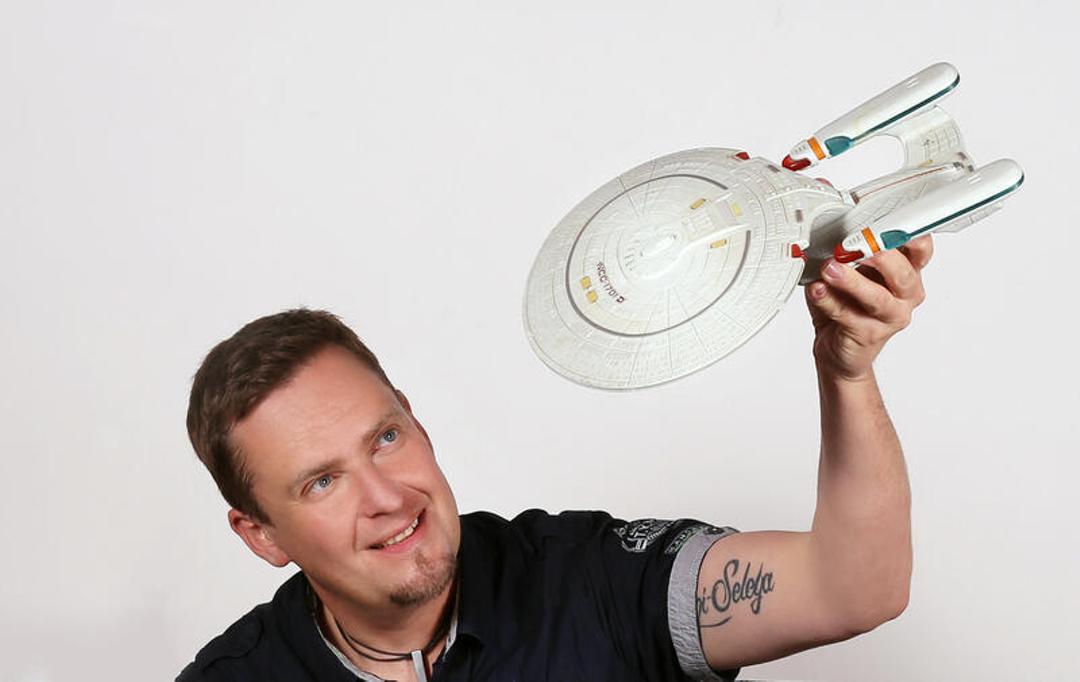Experte Björn Sülter mit dem Raumschiff-Modell NCC 1701 D aus der Serie "Star Trek: The Next Generation"