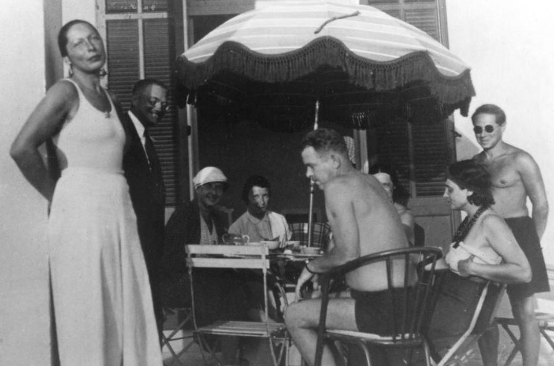 Marta (links) und Lion Feuchtwanger (rechts) mit Gästen in Sanary-sur-Mer 1933