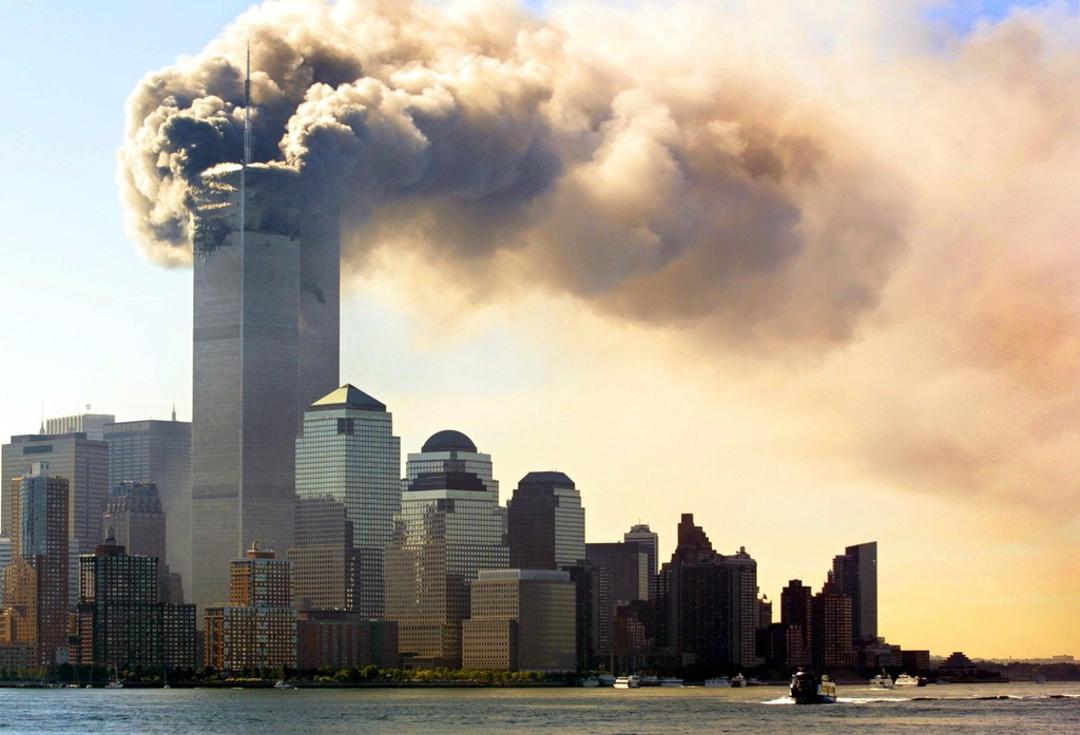 Bild der brennenden Türme des World Trade Centers am 11. September 2001 nach dem Einschlag der Flugzeuge
