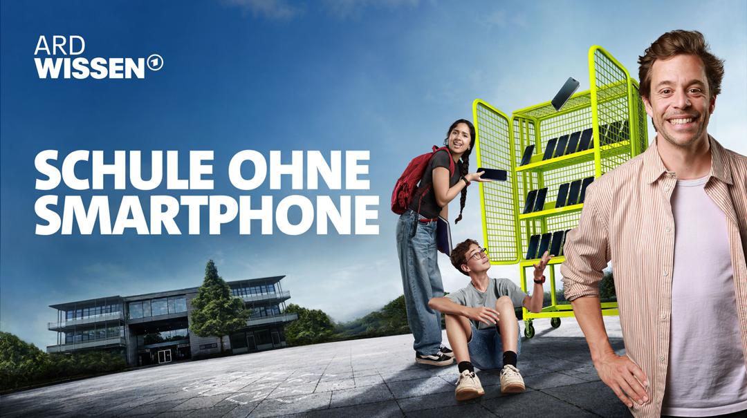 Die Schülerinnen und Schüler und auch Moderator Tobias Krell haben ihre Smartphones drei Wochen lang eingeschlossen