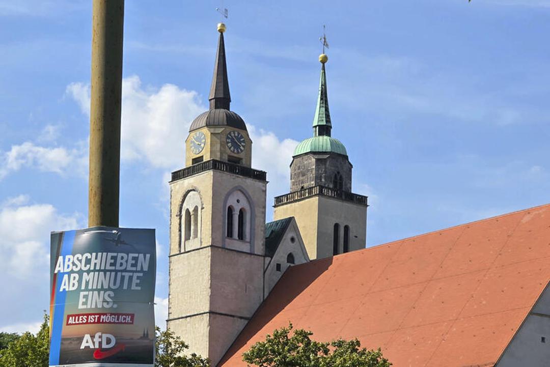 AfD-Wahlplakat neben der Kirche St. Johannis in Magdeburg