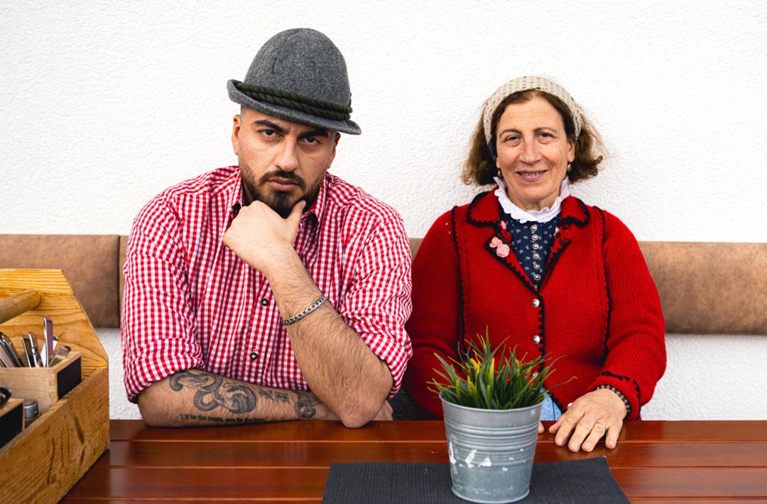 Tahsim Durgun (links) und seine Tante Zeynep reisen durch Deutschland und machen auch in Bayern Station