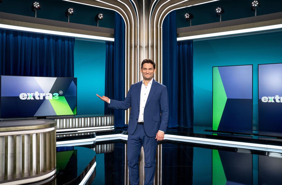 Christian Ehring im Studio von "Extra 3"